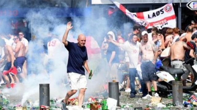 Hooligans in azione a Marsiglia