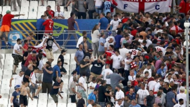 Violenti scontri tra tifosi durante Inghilterra-Russia.