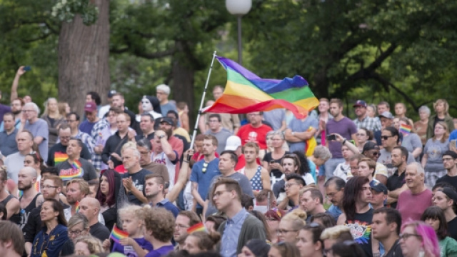 Le 3.000 persone riunite a Lorin Park per commemorare le vittime della strage