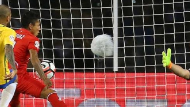 Netto il tocco di mano di Ruidiaz che batte Alisson