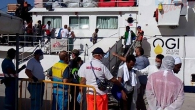 Nuovo sbarco di migranti nella citt&agrave; di Crotone.