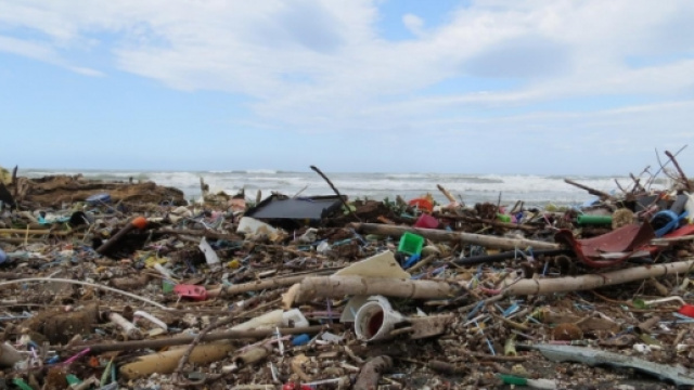 Spiagge italiane: 714 rifiuti ogni 100 metri. L'allarme di Legambiente