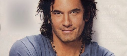 Mario Cimarro est&aacute; sendo acusado de estelionato por f&atilde;s espanholas.