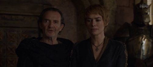 Qyburn y Cersei en el sal&oacute;n del Trono de Hierro