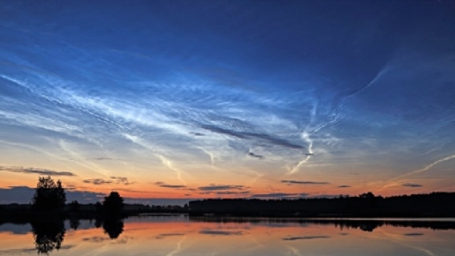 Le nubi nottilucenti sono nubi mesosferiche che si sviluppano nel semestre estivo nelle regioni polari.