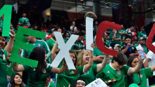 Tifosi messicani in festa sugli spalti dello stadio di Houston