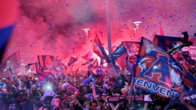 I tifosi del Crotone, club promosso in Serie A.