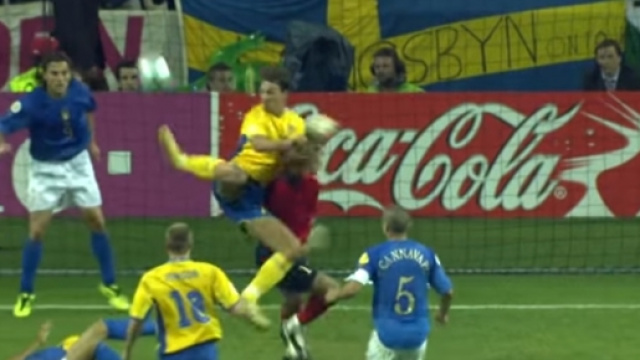 Il colpo dello scorpione di Zlatan Ibrahimović che cost&ograve; l'eliminazione dell'Italia dall'europeo 2004