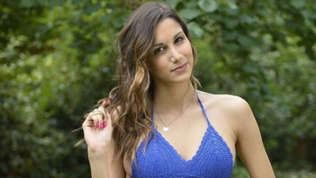 Laura Frenna posa in bikini e si scatena la polemica