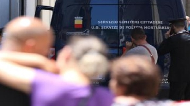 Rinomato ortopedico di Palma Campania colpisce a morte la moglie con un'arma da fuoco e poi si suicida gettandosi dal balcone. (foto: Ansa)