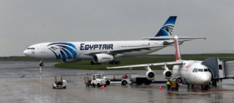 Hallan la caja negra de la cabina del avión Egyptair