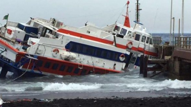 Aliscafo contro banchina a Stromboli