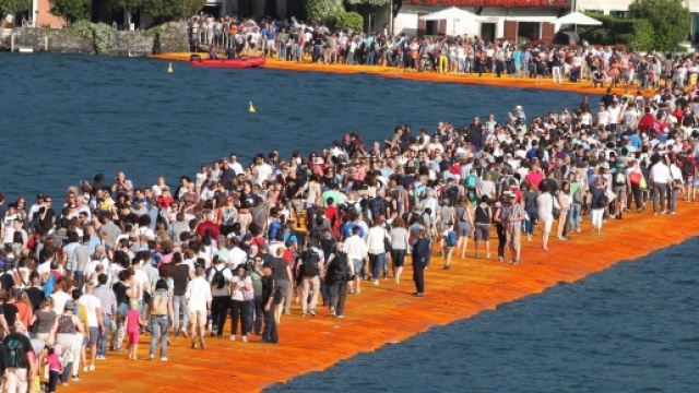I turisti prendono d'assalto la passerella del lago d'Iseo