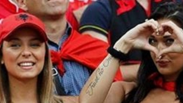 Le due super tifose albanesi presenti a Marsiglia