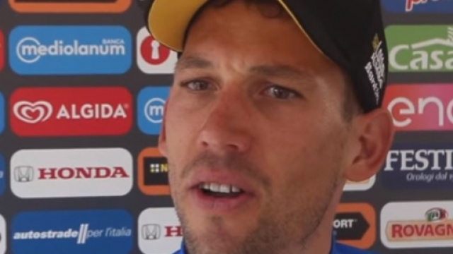 Maarten Tjallingii in maglia azzurra al Giro d'Italia