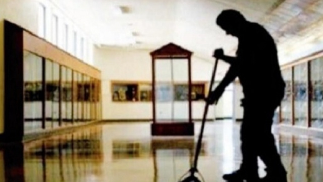 Ultime notizie scuola, gioved&igrave; 16 giugno 2016: bidello aggredito a Napoli