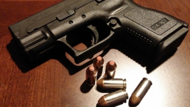 Un altro bambino si uccide giocando con la pistola del padre negli USA.