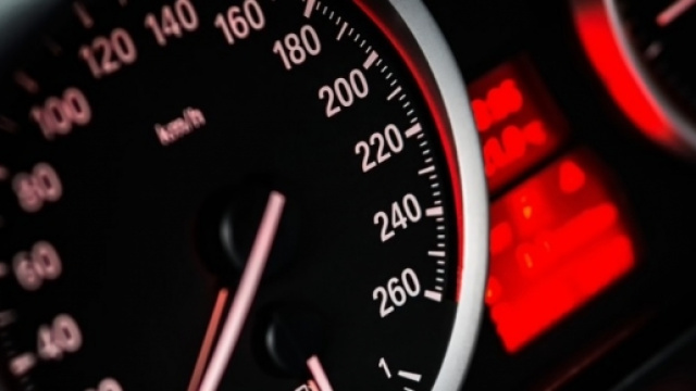 Un tachimetro delle auto moderne