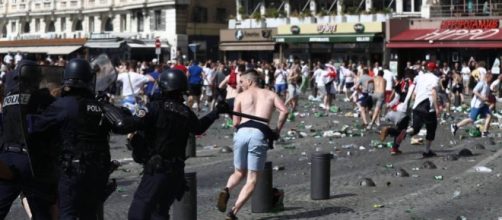 Tres aficionados rusos recibieron sentencias de c&aacute;rcel y otros 20 ser&aacute;n deportados por los incidentes y disturbios en la Euro