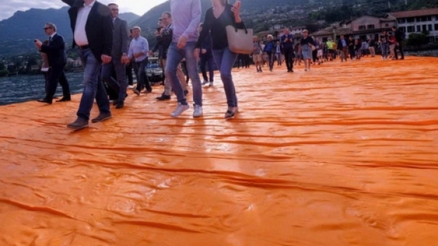 Christo, inaugurata la passerella sul lago d'Iseo. Contestazioni e ...