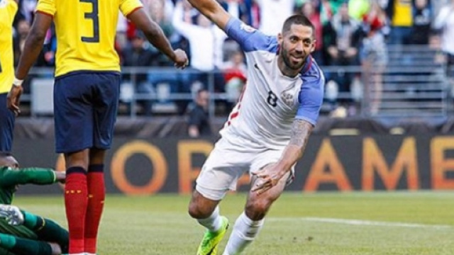 Clint Dempsey ha appena messo in porta il pallone dell'1-0