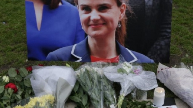 Il tributo dei cittadini britannici alla deputata laburista Jo Cox