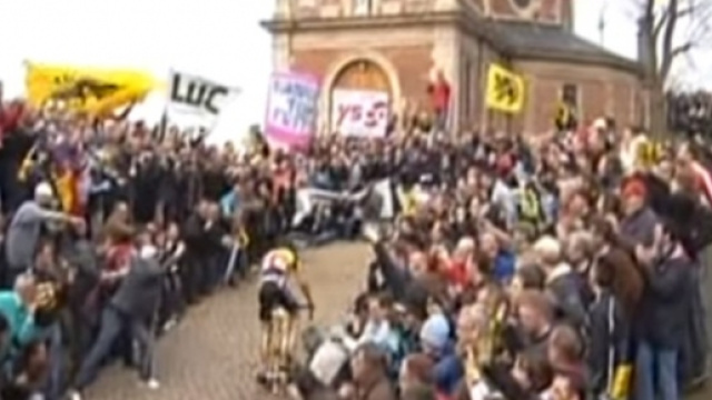 Tom Boonen staccato da Cancellara sul Muur.