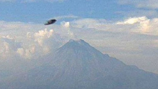 Ufo: disco volante sopra vulcano ripreso da web cam?
