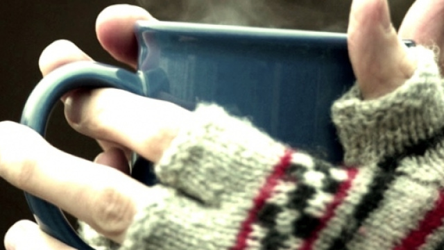 Una tazza con bevanda bollente.