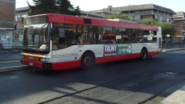 Autobus in avaria: un passeggero aggredisce l'autista, interviene un misterioso giustiziere.