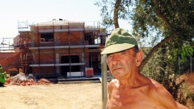 In primo piano Ovidio. Sullo sfondo il resort di lusso.