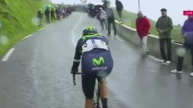 Marc Soler da solo nel finale di tappa