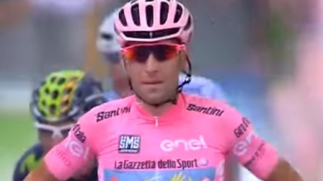 Vincenzo Nibali in maglia rosa