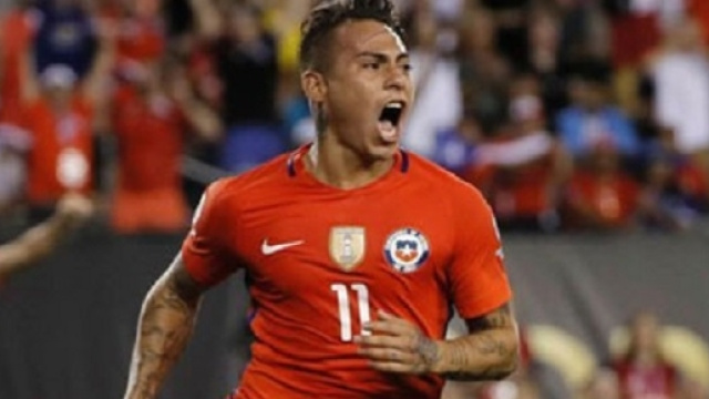 Edu Vargas trascina il Cile in semifinale a suon di gol