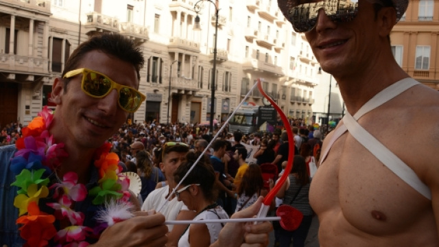 flashmob davanti la scalinata del Palazzo delle Poste di Palermo per il LTGB Pride 2016.