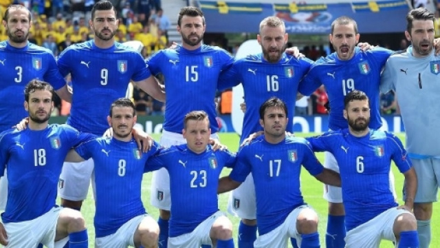 La Nazionale italiana schierata per la foto di rito prima della gara contro la Svezia