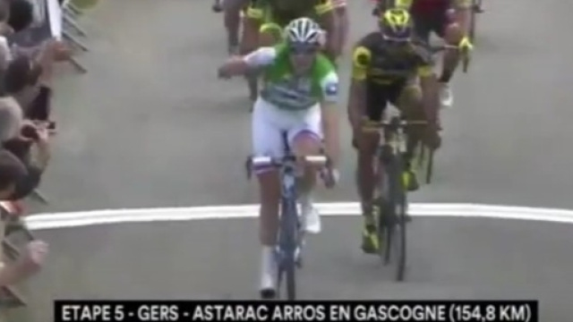 La vittoria allo sprint di Arnaud Demare