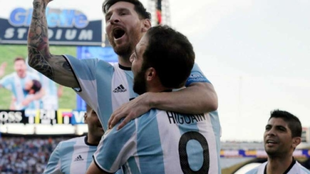 Leo Messi abbracciato da Gonzalo Higuain, Argentina inarrestabile a Boston