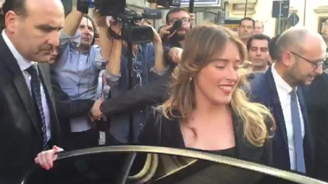 Maria Elena Boschi contestata sul Lago d'Iseo