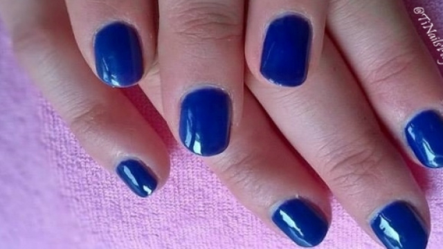 Manicure con smalto semipermanente