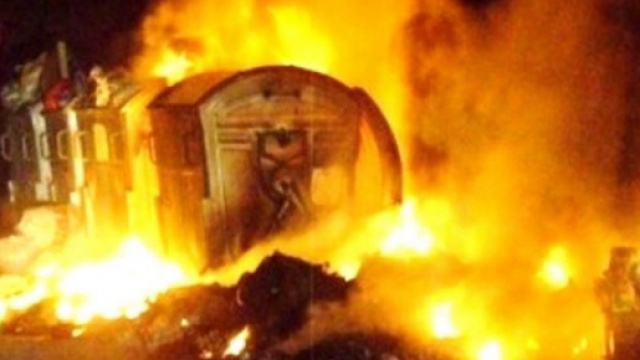 Roma, emergenza rifiuti: cassonetti incendiati