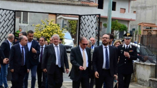 Solidariet&agrave; del sottosegretario dell'Istruzione Davide Faraone per l'incendio della scuola