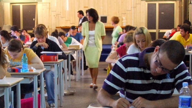 Ragazzi che sostengono esame di maturit&agrave;