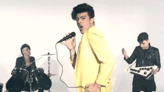 THE KOLORS, Stash sputa sulla telecamera.