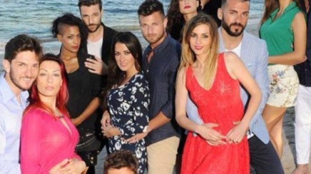 Filippo Bisciglia con le sei coppie protagoniste di Temptation