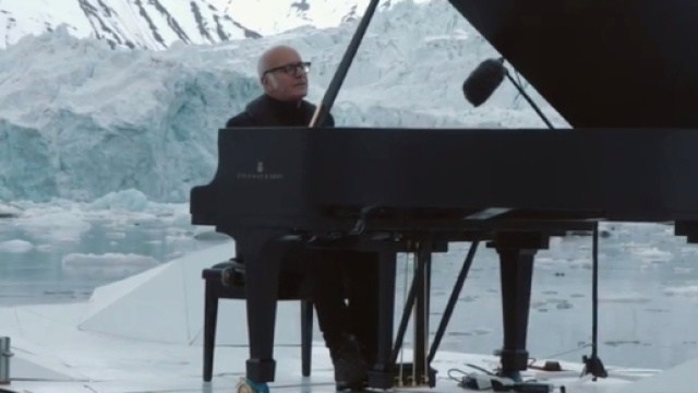 Ludovico Einaudi suona per l'Artico.