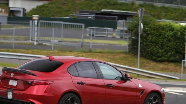 Alfa Romeo Giulia con alettone al Nurburgring