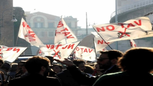 Bandiere No Tav durante un corteo.