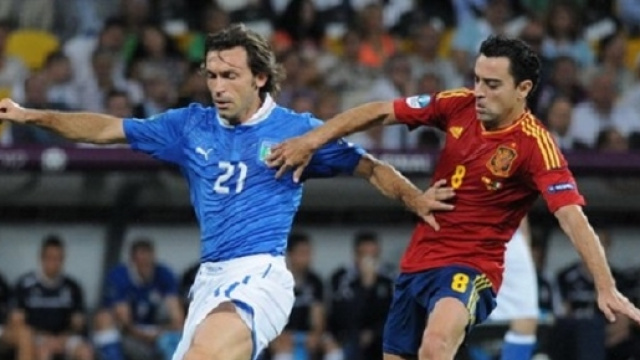 Duello tra Pirlo e Xavi nella finale degli Europei 2012