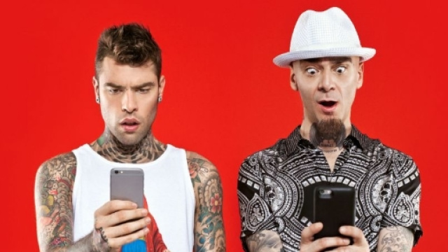 Fedez e J-Ax: grande successo per 'Vorrei ma non posto'.